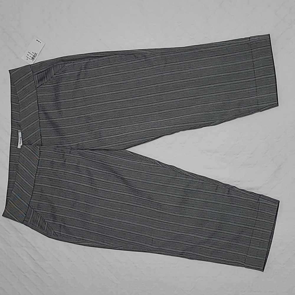 😍3/$25 Ricki's Striped Cropped Pants